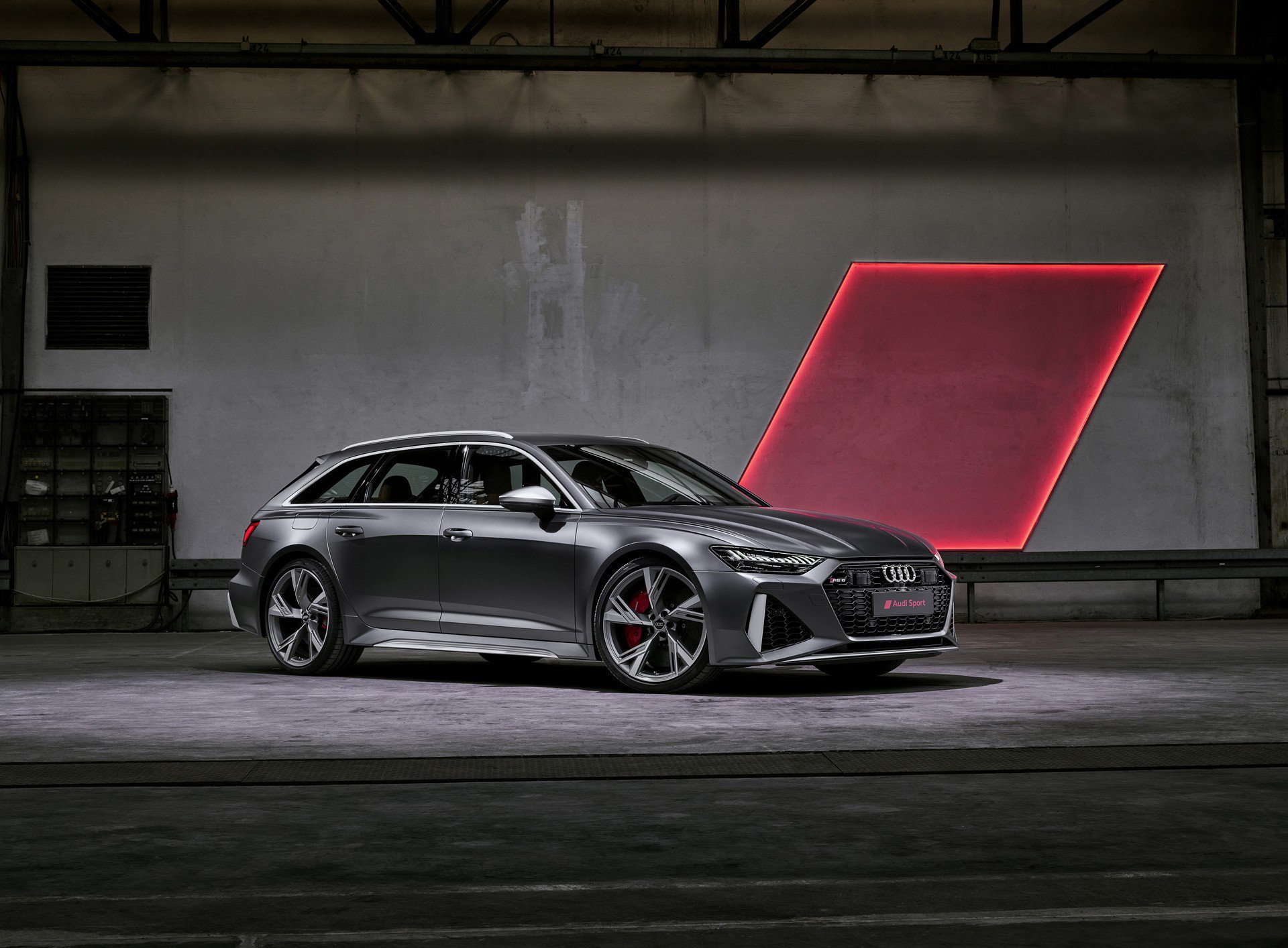 アウディ「A6」の高性能モデル「RS6」ついに発表！世界最速ワゴンのスペックは？